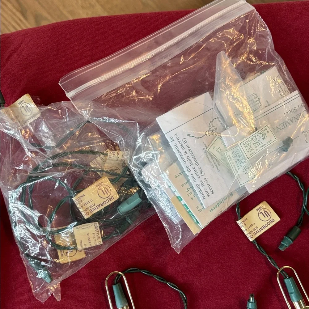 Hallmark Vintage Christmas Set of 5 Lighted Ornaments - Picture 13 of 13